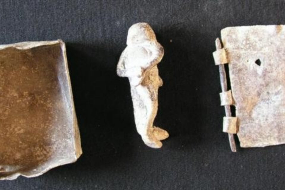 Imagem de Cemitério grego possuía tábuas com inscrições amaldiçoadas no megacurioso