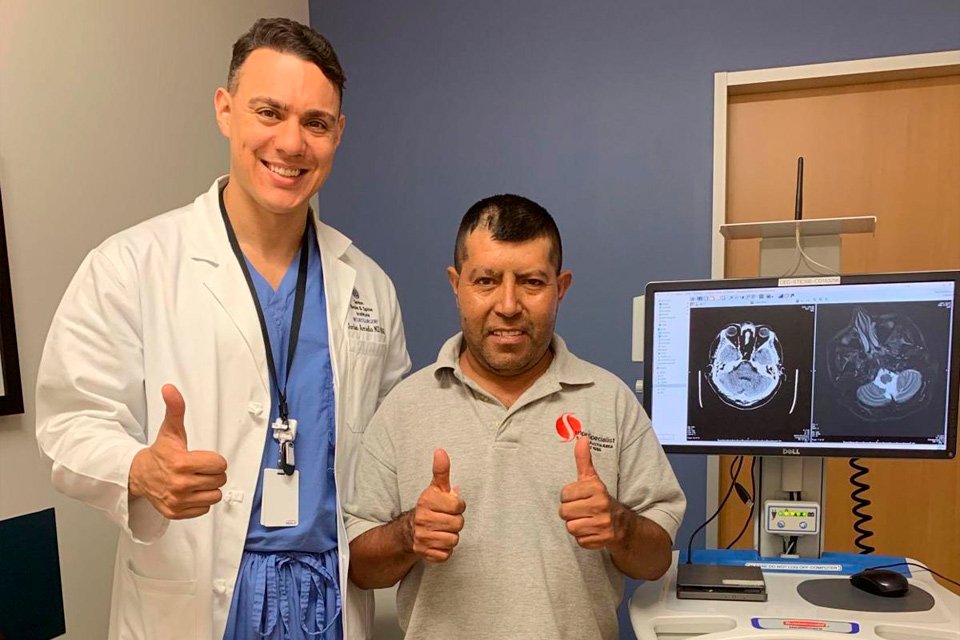 Jordan Amadio e Gerardo Moctezuma após a cirurgia