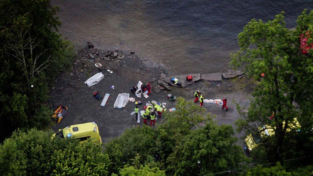 (Alguns corpos encontrados às margens da ilha de Utoya)