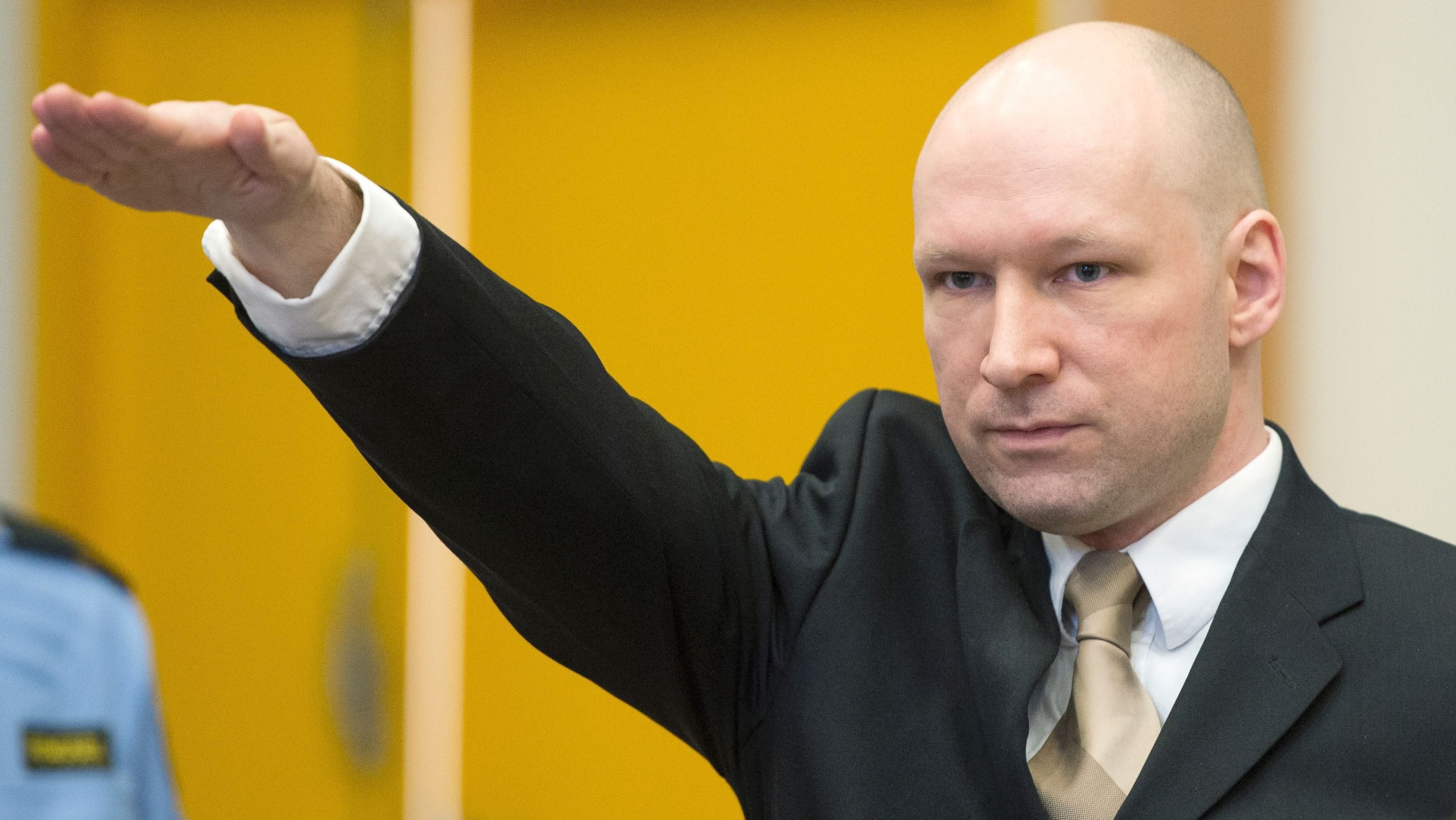 (Anders Breivik fazendo a saudação nazista no Tribunal)
