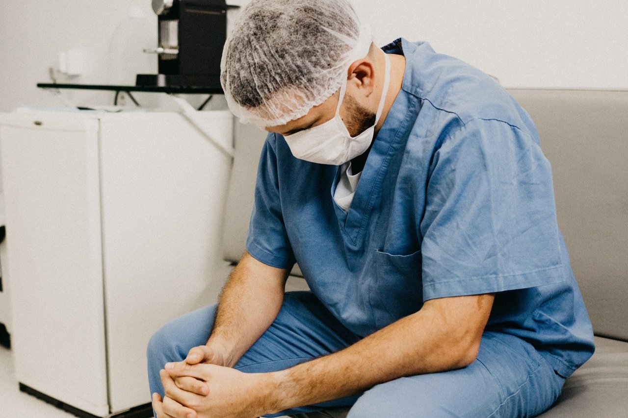 Imagem de Fotos pós-trabalho de médicos e enfermeiros estão viralizando no megacurioso