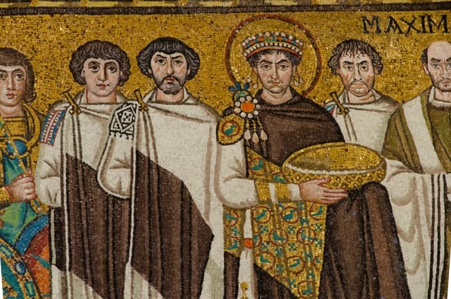 Um mosaico do Imperador Justiniano e seus apoiadores. (Fonte: Shutterstock/Reprodução)