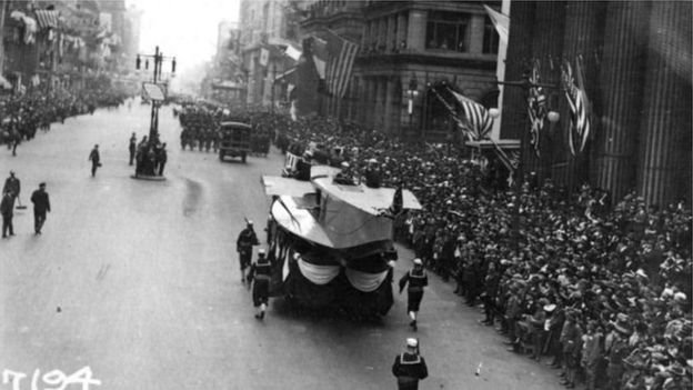 Desfile na Filadélfia durante a pandemia da gripe espanhola. (Fonte: U.S. Naval History and Heritage Command/Reprodução)
