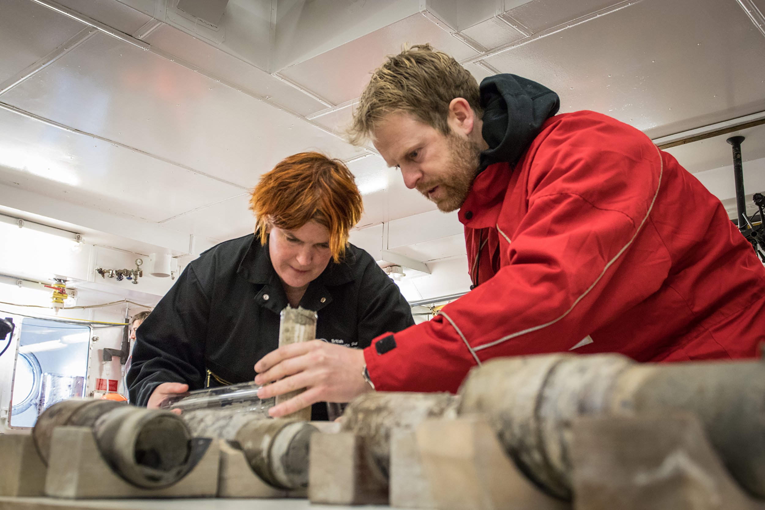 Professora Tina Van de Flierdt e Dr. Johann Klages analisando a amostra de sedimento // Créditos: T. Ronge, Instituto Alfred Wegener