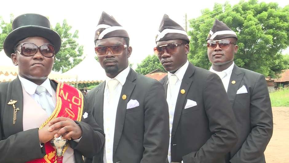 Os famosos dançarinos de funeral de Gana, só esperando uma mistura de tipos sanguíneos errada... (Fonte: Reprodução)