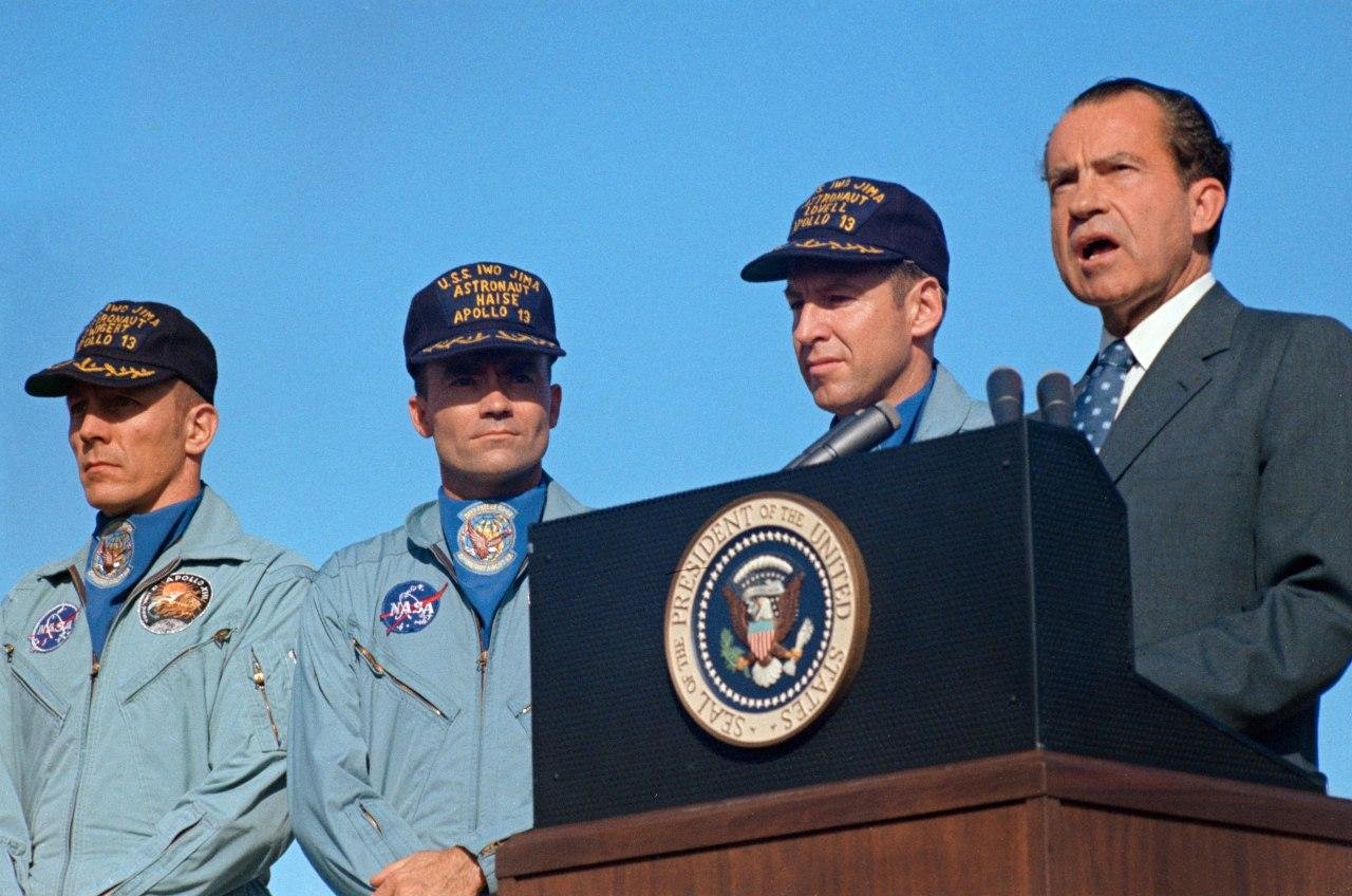 Os três astronautas ao lado do Presidente Nixon. (Fonte: NASA/Reprodução)