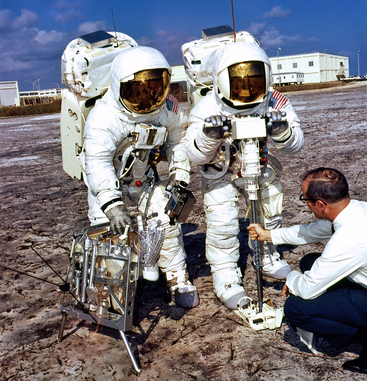 Usando seu trajes espaciais durante um exercício de treinamento em janeiro de 1970, os astronautas da Apollo 13, Jim Lovell (à esquerda) e Fred Haise (direta) treinam com uma furadeira elétrica em preparação para sua missão. (Fonte: NASA/Reprodução)