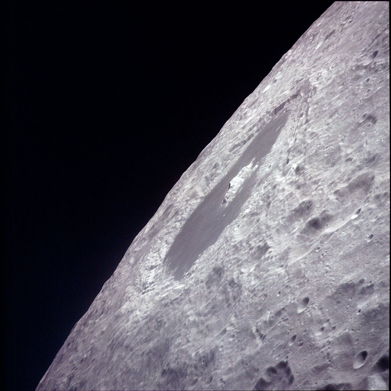 Cratera de Tsiolkovsky, fotografada pelos astronautas da Apollo 13 enquanto davam a volta na Lua em abril de 1970. (Fonte: NASA/Reprodução)