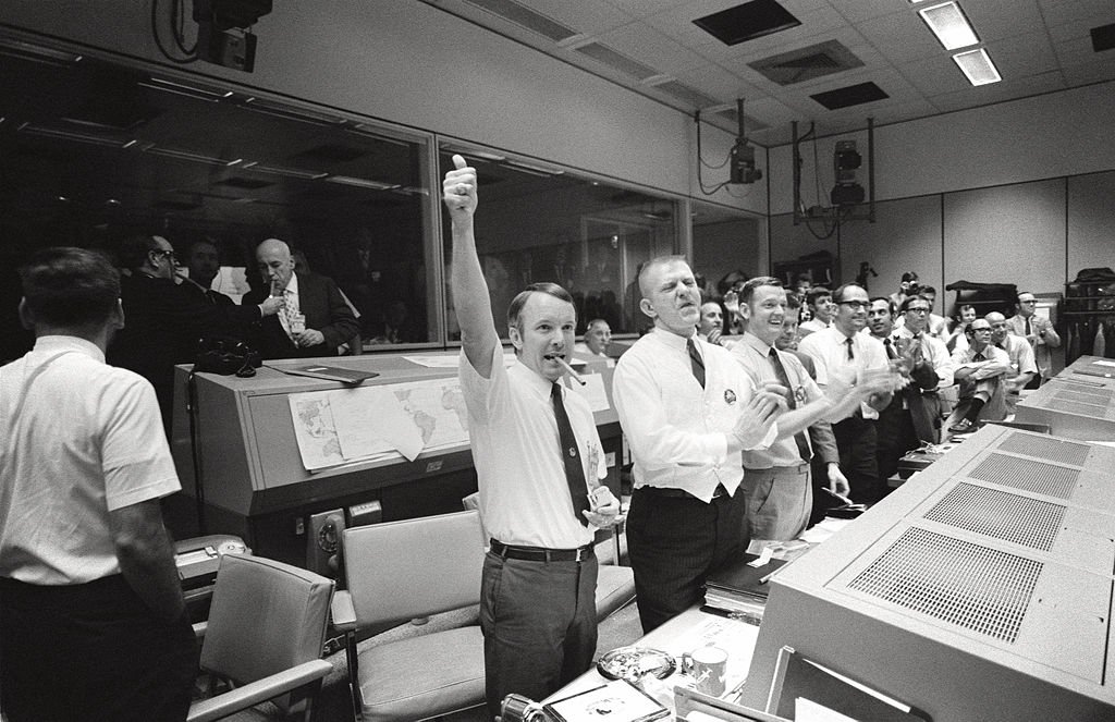 Controle da Missão comemorando o retorno bem-sucedido dos astronautas da Apollo 13. (Fonte: NASA Image and Video Library/Reprodução)