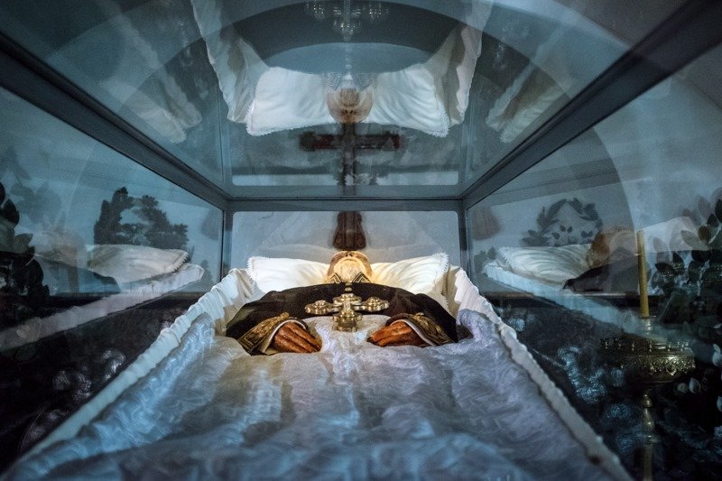 Múmia moderna mais bem preservada do mundo é mantida em uma pequena capela na Ucrânia. (Fonte:  Vagabond, Bulgaria's English Magazine (Facebook) / Reprodução)