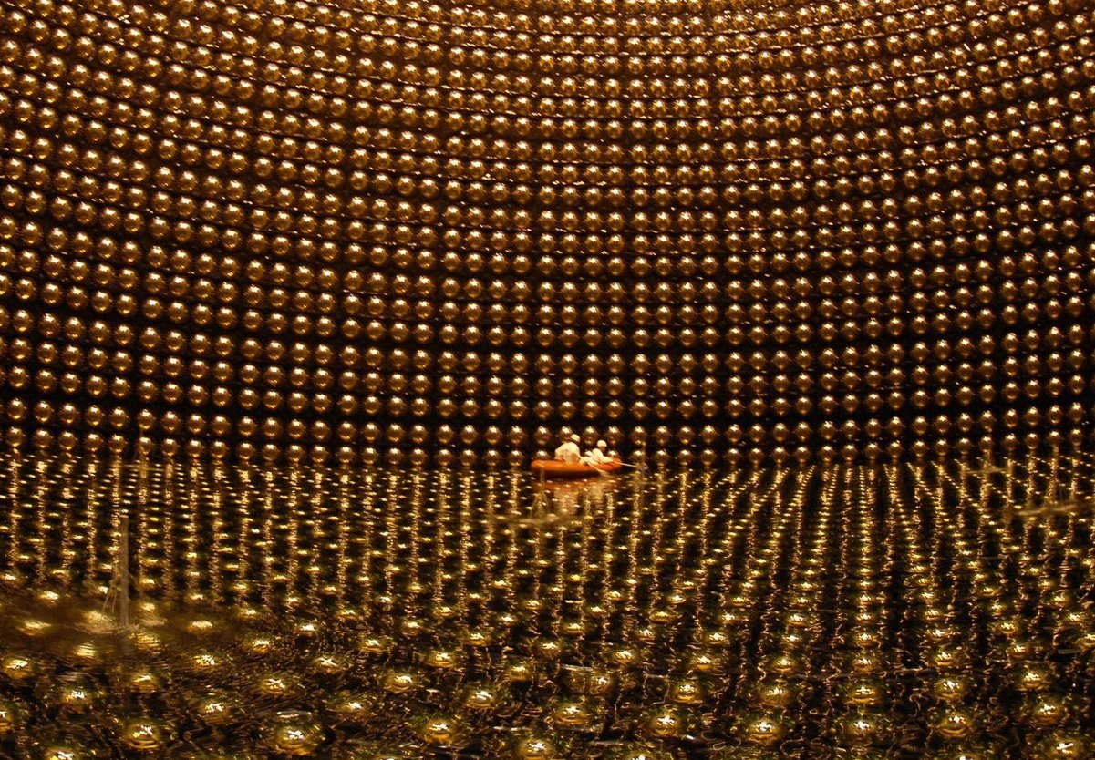O interior do Observatório de Neutrinos Super Kamiokande, quase um quilômetro abaixo do Monte Ikeno, no Japão.