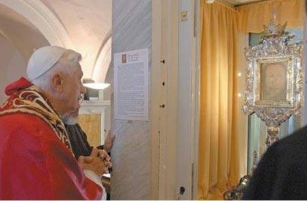 Papa Bento XVI visita o Véu de Verônica no mosteiro em Manoppello (Fonte: Ancient Origins / Reprodução)