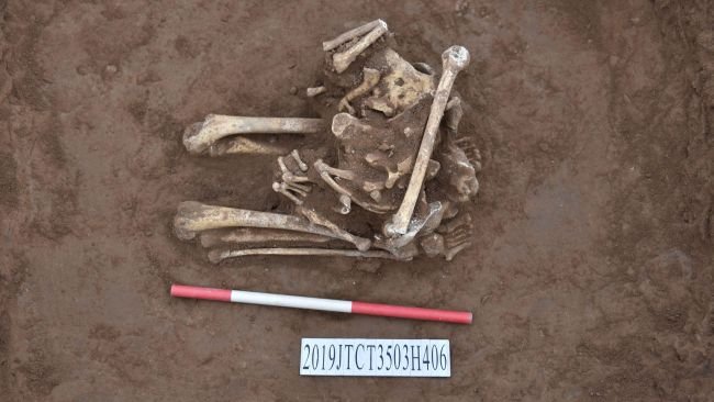 Esqueleto foi encontrado no fundo de um poço e estimativa é de que sacrifício tenha acontecido na dinastia Shang