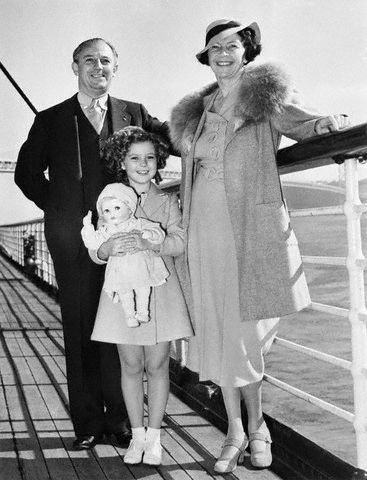Shirley Temple e os pais (Fonte: Pinterest/Reprodução)