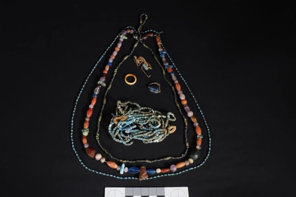 As joias da múmia, incluindo colares, brincos e anéis. (Fonte: Egyptian Ministry of Tourism and Antiquities / Reprodução)