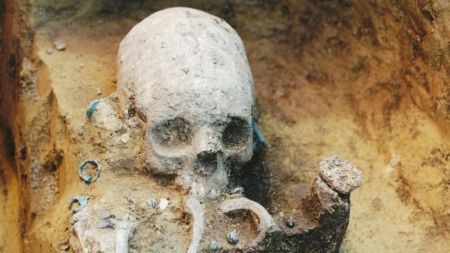 Imagem do Museu Wosinsky Mór, Szekszárd, na Hungria, mostra crânio do túmulo 43 durante a escavação. (Fonte: LiveScience / Museu Wosinsky Mór)