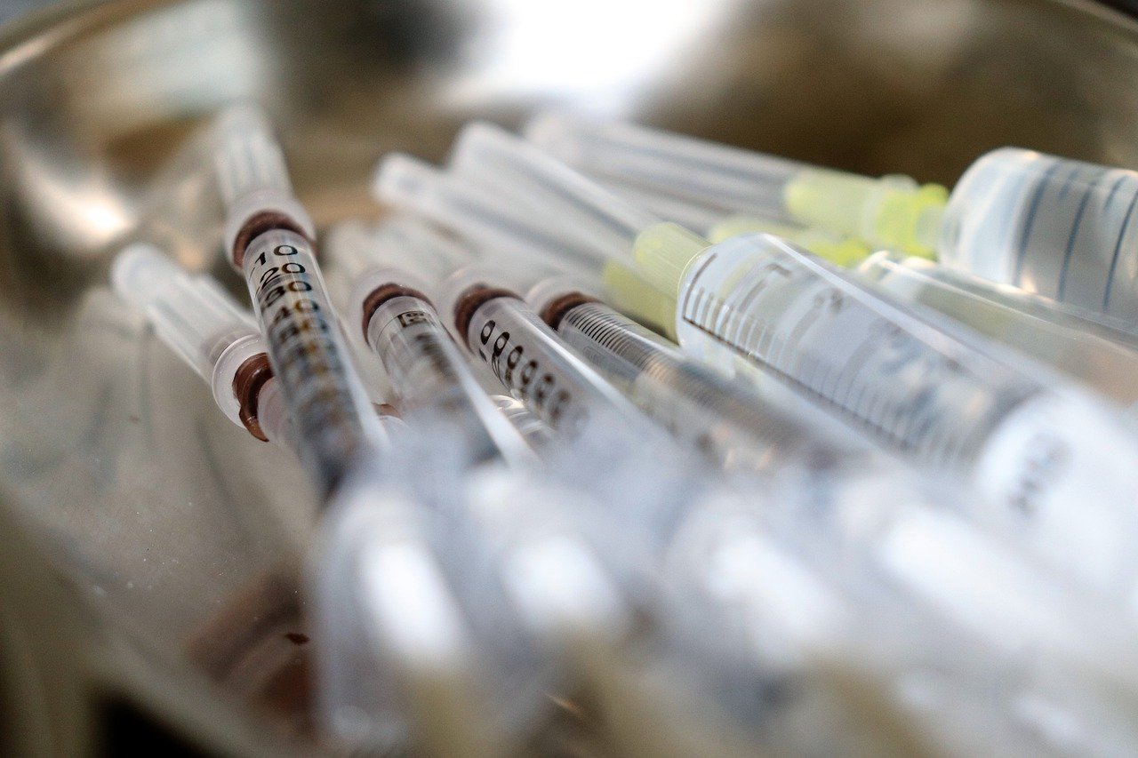 Caso a vacina americana passe na segunda fase de testes, ela vai ser produzida em larga escala a partir de julho. (Fonte: Pixabay / Divulgação)