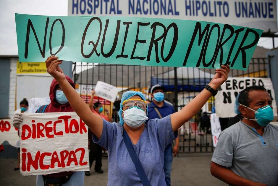 Profissionais de saúde do Peru protestam por melhores condições de trabalho (REUTERS/Sebastian Castaneda)