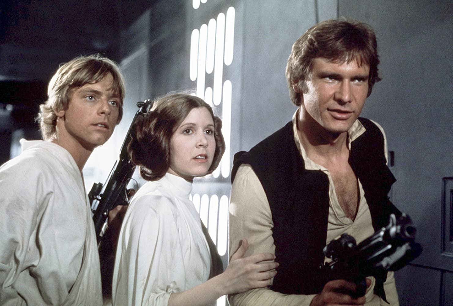 Luke, Princesa Leia e Han Solo no primeiro filme da saga Star Wars (Disney/Reprodução)