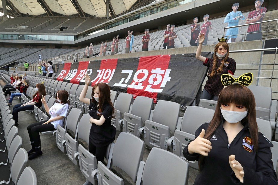 Boencas infláveis foram colocadas em arquibancada com camisa e bandeiras do FC Seoul. Fonte: Twitter / Reprodução