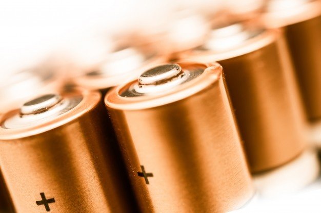 Alessandro Volta foi o cientista responsável por inventar o primeiro protótipo de bateria
