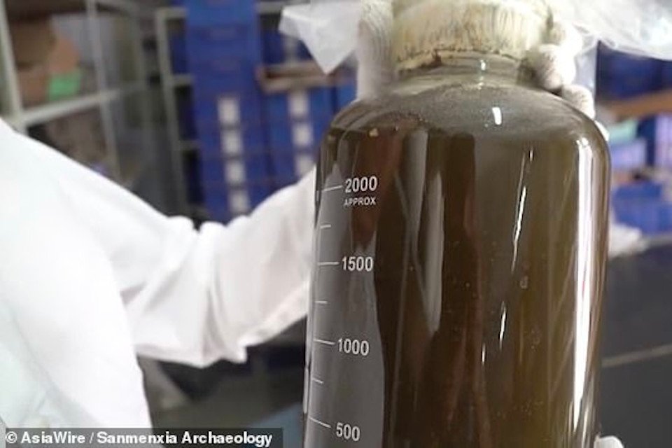 Um especialista de Pequim vai analisar uma amostra do líquido para identificar a substância encontrada no vaso de bronze (Fonte: AsiaWire / Sanmenxia Archaelogy / Divulgação)