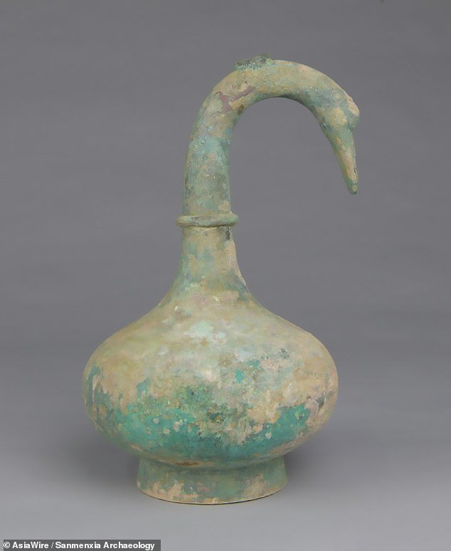 Pote de bronze foi realizado em formato de cisne branco com riqueza de detalhes (Fonte: AsiaWire / Sanmenxia Archaeolgy / Divulgação)