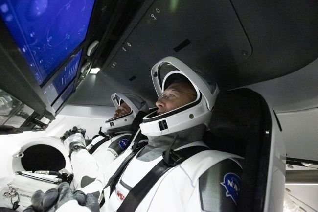 Os tripulantes da Crew Dragon já estão na Estação Espacial Internacional.