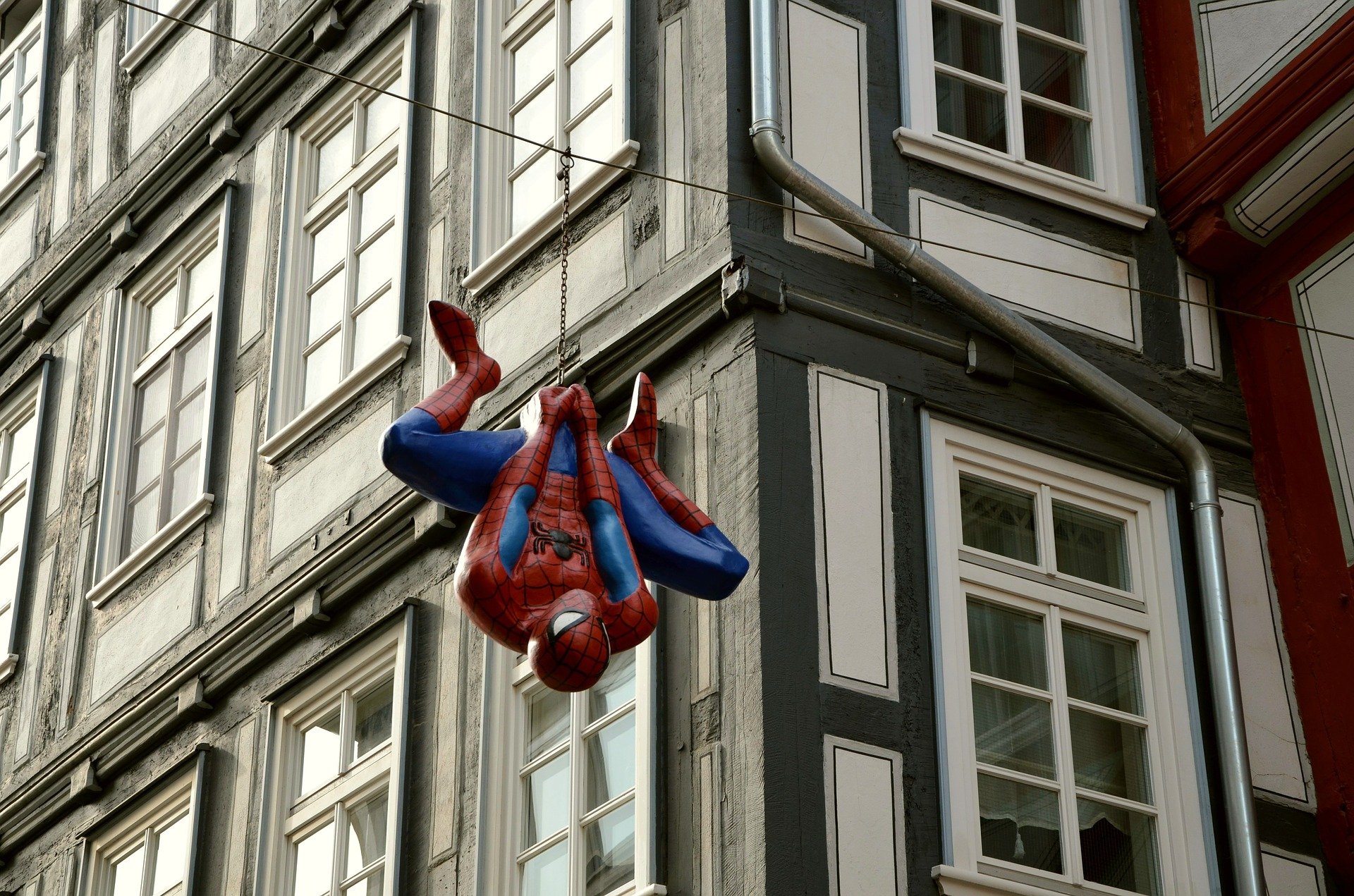 Na ficção, Peter Parker ganha poderes ao ser picado por uma aranha radioativa (Fonte: Pixabay)