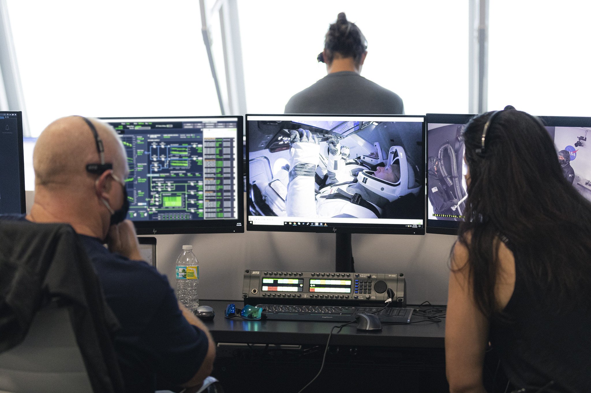 Equipe da NASA monitora o lançamento do projeto Demo-2 no Kennedy Space Center, na Flórida