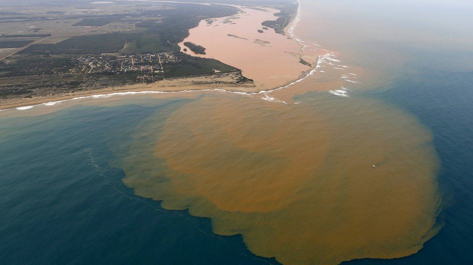 Segundo ambientalistas, o rompimento da barragem da Samarco em Mariana (MG) custou a vida (incluindo humanas) de um trilhão de organismos vivos.