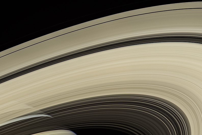 Detalhes dos anéis de Saturno (Fonte: Wikimedia Commons)