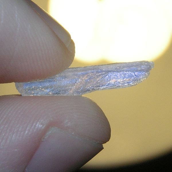 Um cristal de metanfetamina, droga que Craig estava produzindo em seu laboratório. (Fonte: Wikimedia Commons)