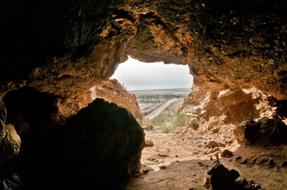 Uma das cavernas de Qumran onde os pergaminhos foram encontrados