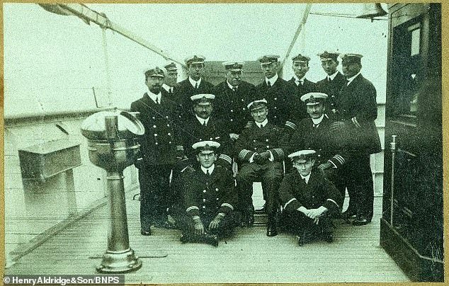 Foto dos oficiais do Titanic também está sendo leiloada (Fonte: Daily Mail/Reprodução)