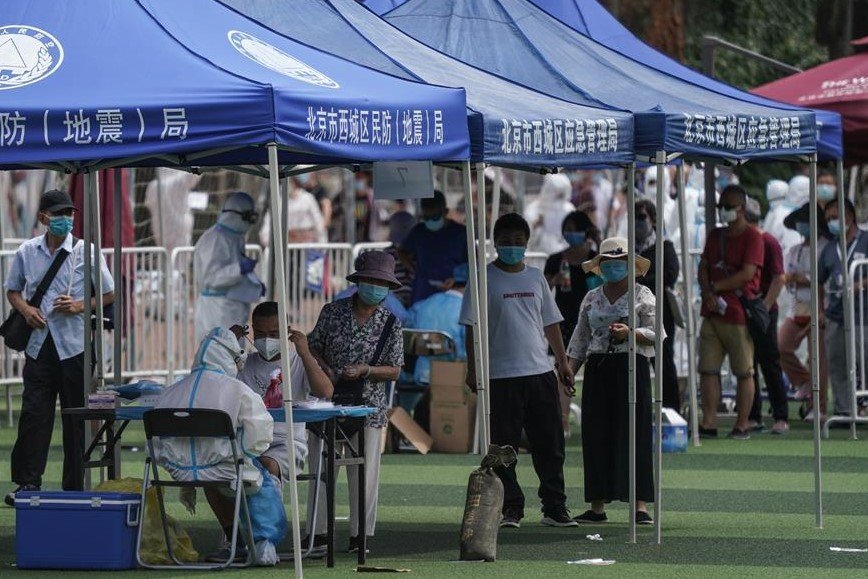 Testes são feitos com muita frequência na China, visando evitar novos casos. (Fonte: Stringer/AFP)
