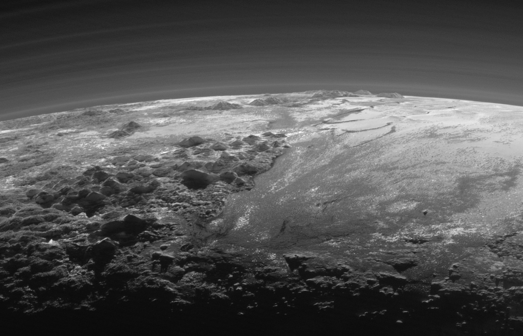 Imagens da sonda New Horizons da NASA mostra as superfícies congeladas de Plutão