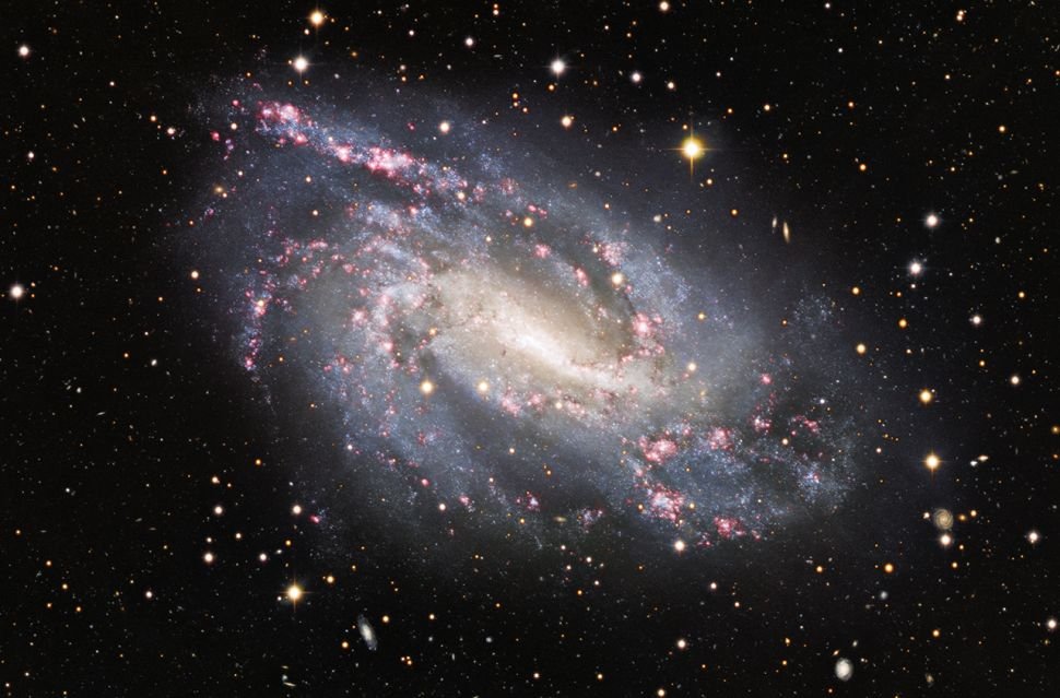 Na NGC 925, o espetáculo também ocorre – ou ocorreu.
