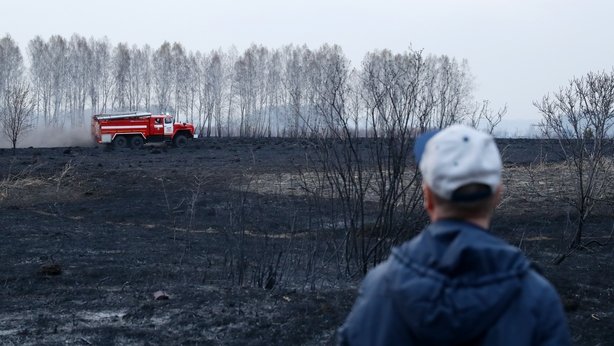 Carro de bombeiros perto de Moshkovo, Novosibirsk, sul da Sibéria. (Fonte: RTE/Reprodução)