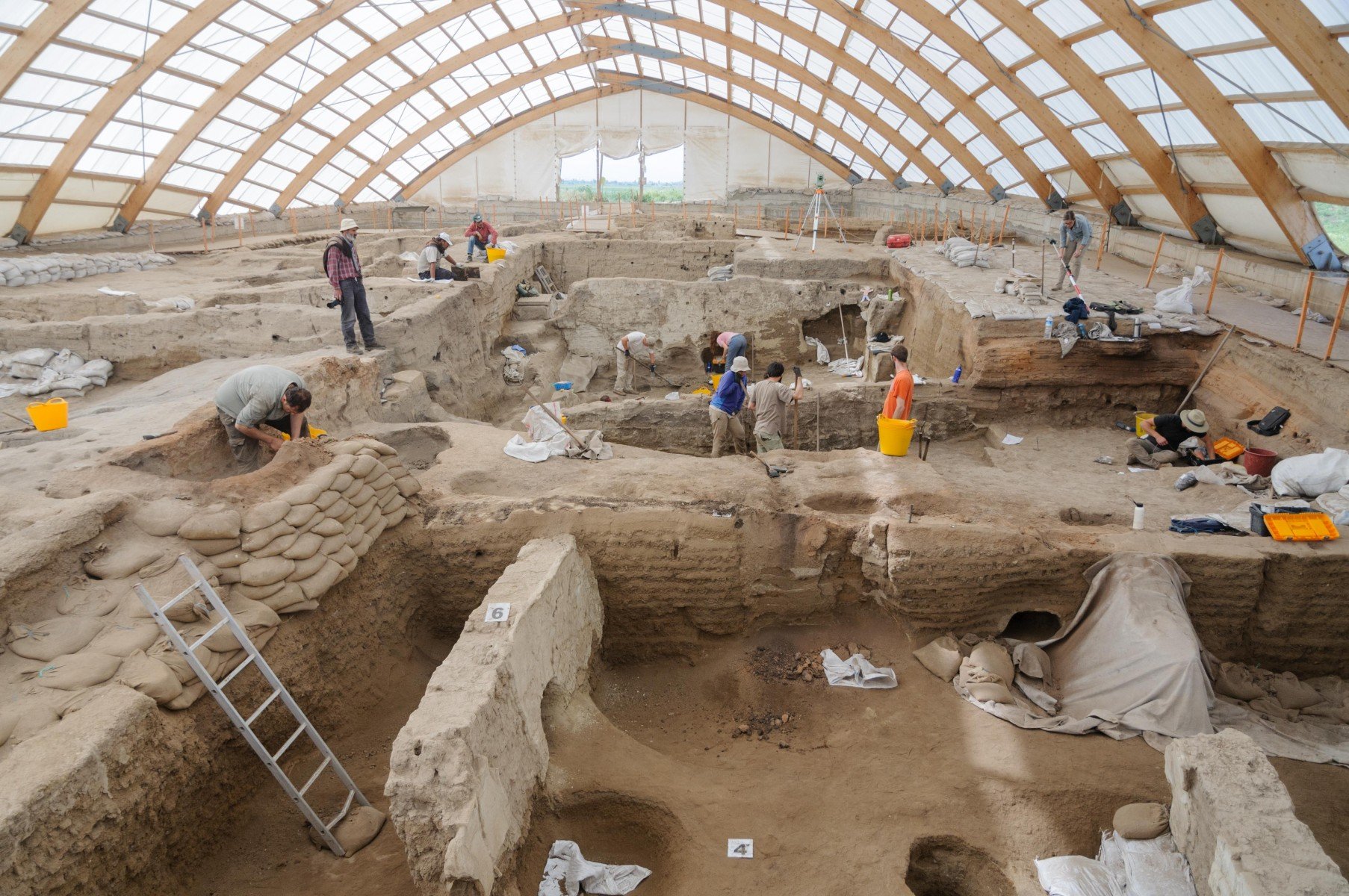 Escavações e estudos nas ruínas de Çatalhöyük. (Fonte: Scott Haddow/The Ohio State University/Reprodução)