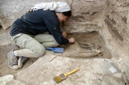Pesquisadora encontra um esqueleto durante a escavação. (Fonte: Scott Haddow/The Ohio State University/Reprodução)