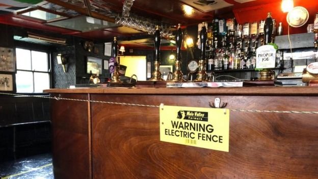 A cerca elétrica no bar do The Starr Inn. (Fonte: BBC/Reprodução)