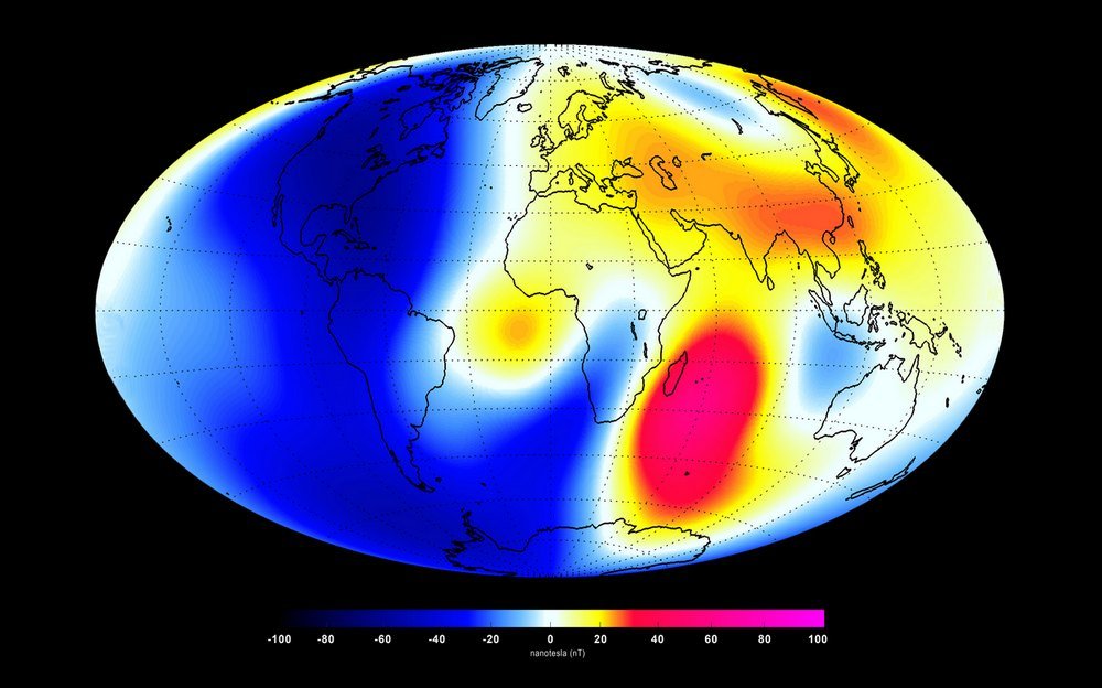 Entre janeiro e junho de 2014, a constelação de satélites Swarm registrou mudanças no campo magnético da Terra: tons de vermelho são áreas onde ele se fortaleceu e azuis, onde ele enfraqueceu.