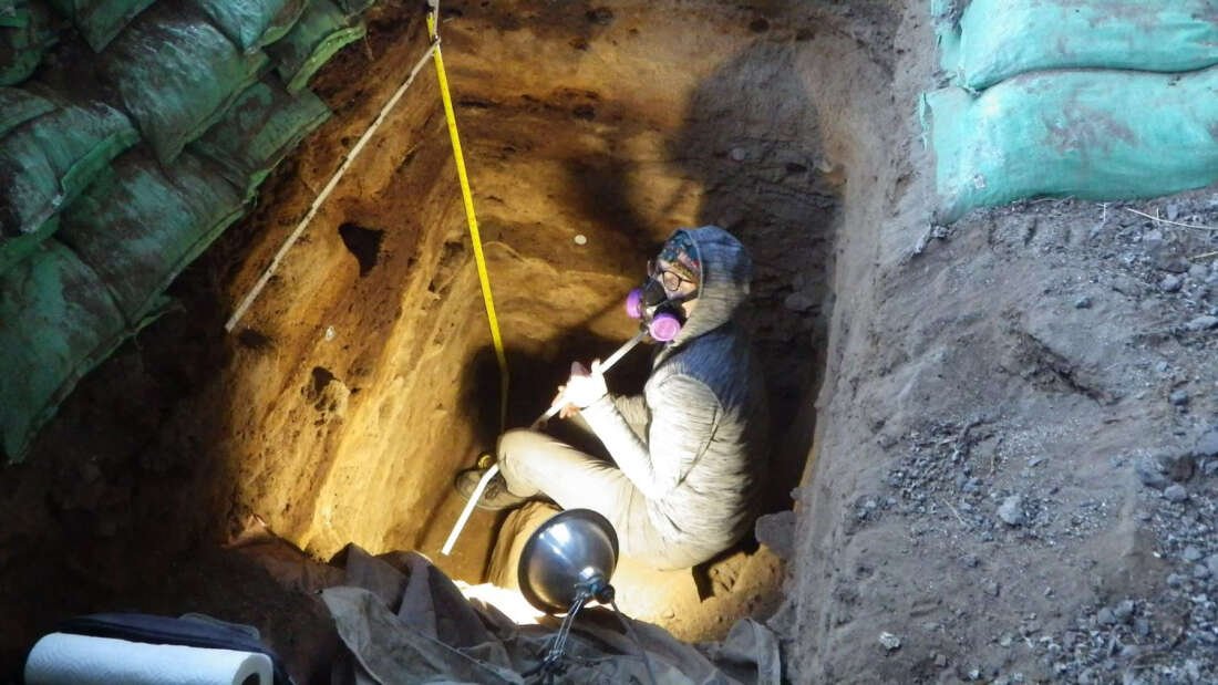 A Dra. Shilito escavando nas cavernas Paisley. (Fonte: Dr. John Blong/Newcastle University/Reprodução)