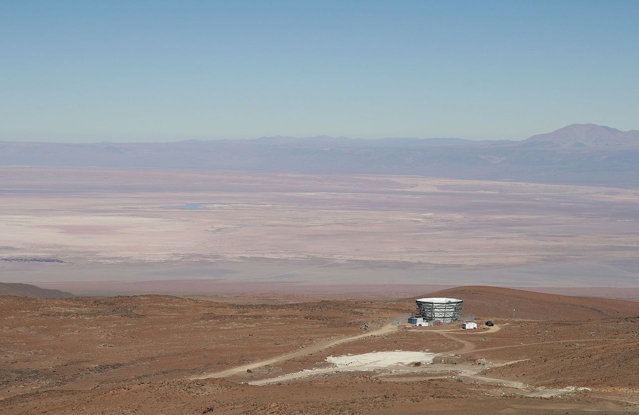 O Telescópio Cosmologia de Atacama. (Fonte: Wikimedia Commons)