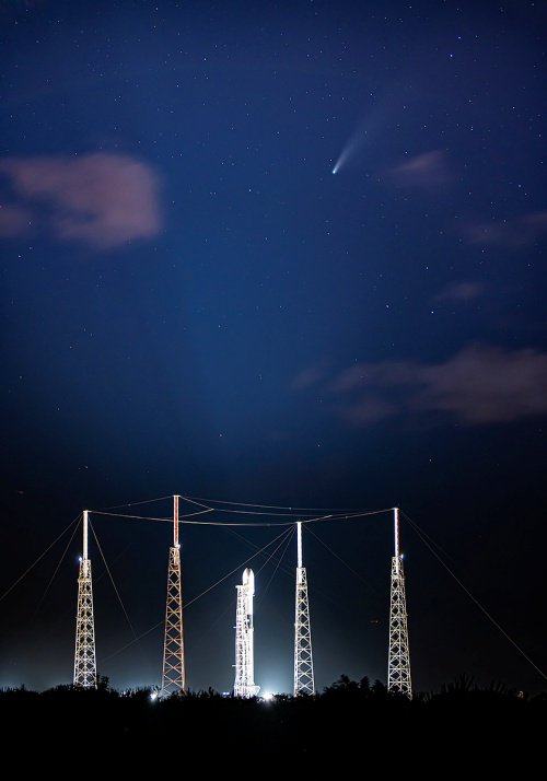 A SpaceX compartilhou uma foto que mostra o cometa NEOWISE passando sobre a plataforma de lançamento do ANASIS-II.