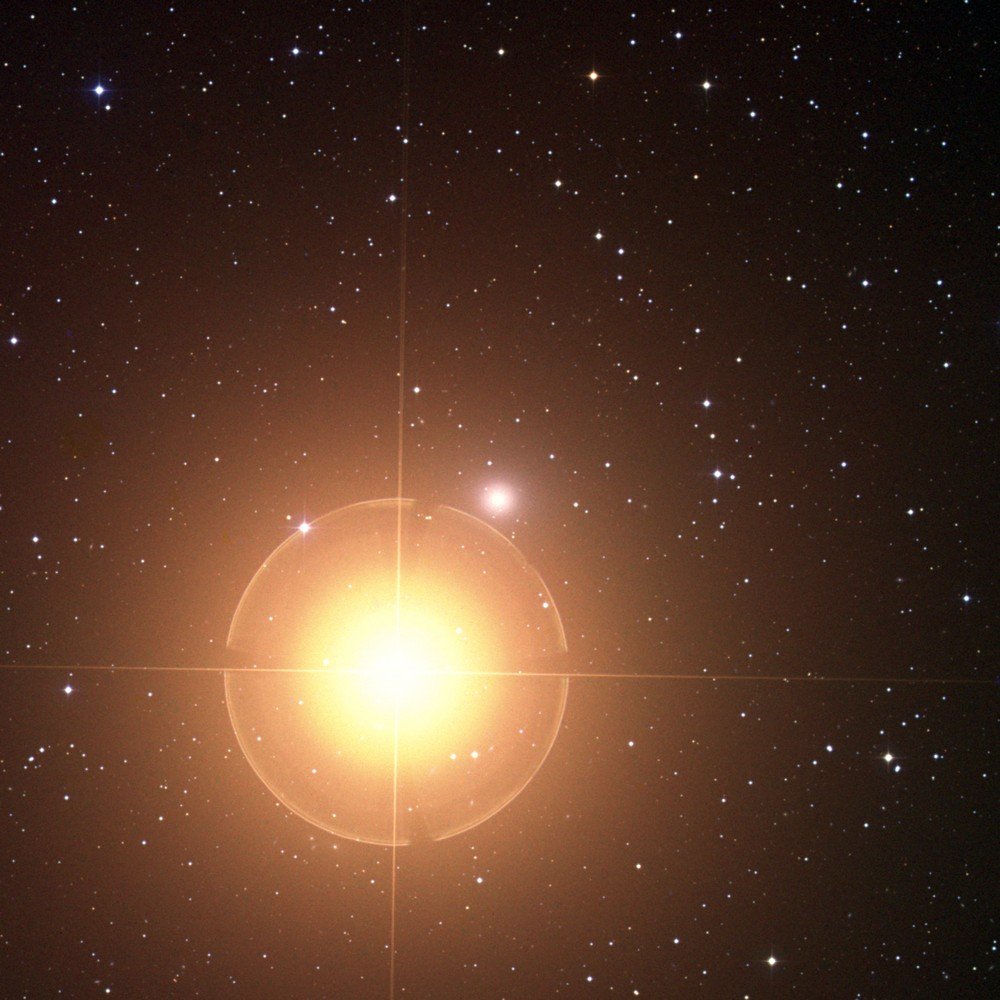 A NGC 404 é o pequeno ponto luminoso no centro da imagem, ofuscado pelo brilho da estrela Mirach.