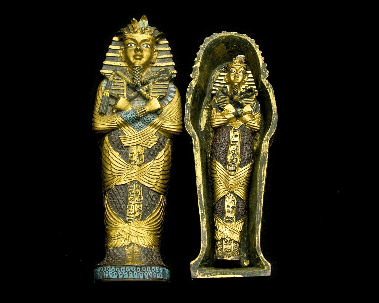As múmias eram depois de embalsamadas guardadas em sarcófagos (espécie de urna funerária), que podiam representar cargo ou patente e posição social. 