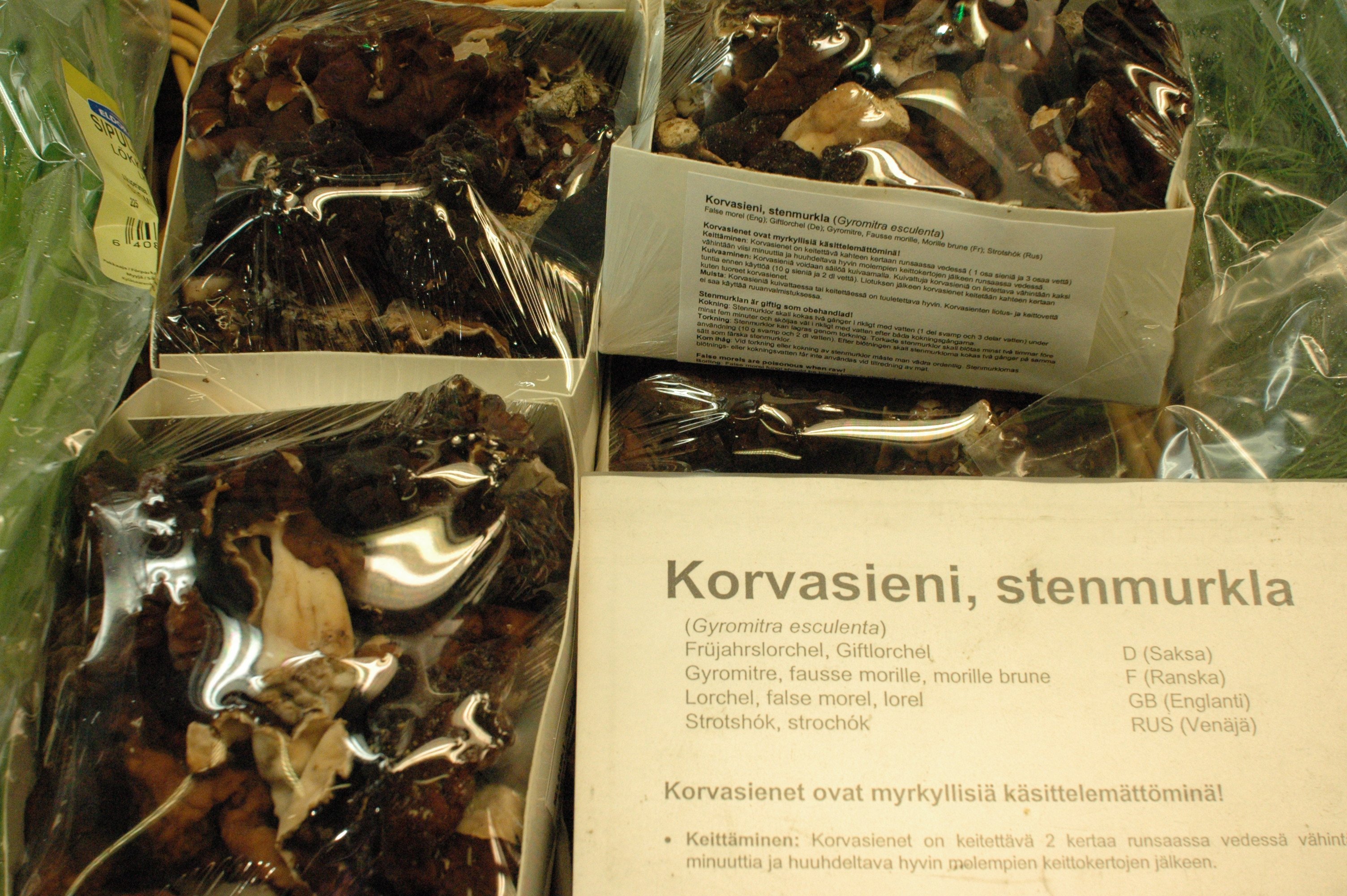 Os cogumelos com seu folhetinho explicativo, à venda em Helsinki (Fonte: Wikimedia Commons)