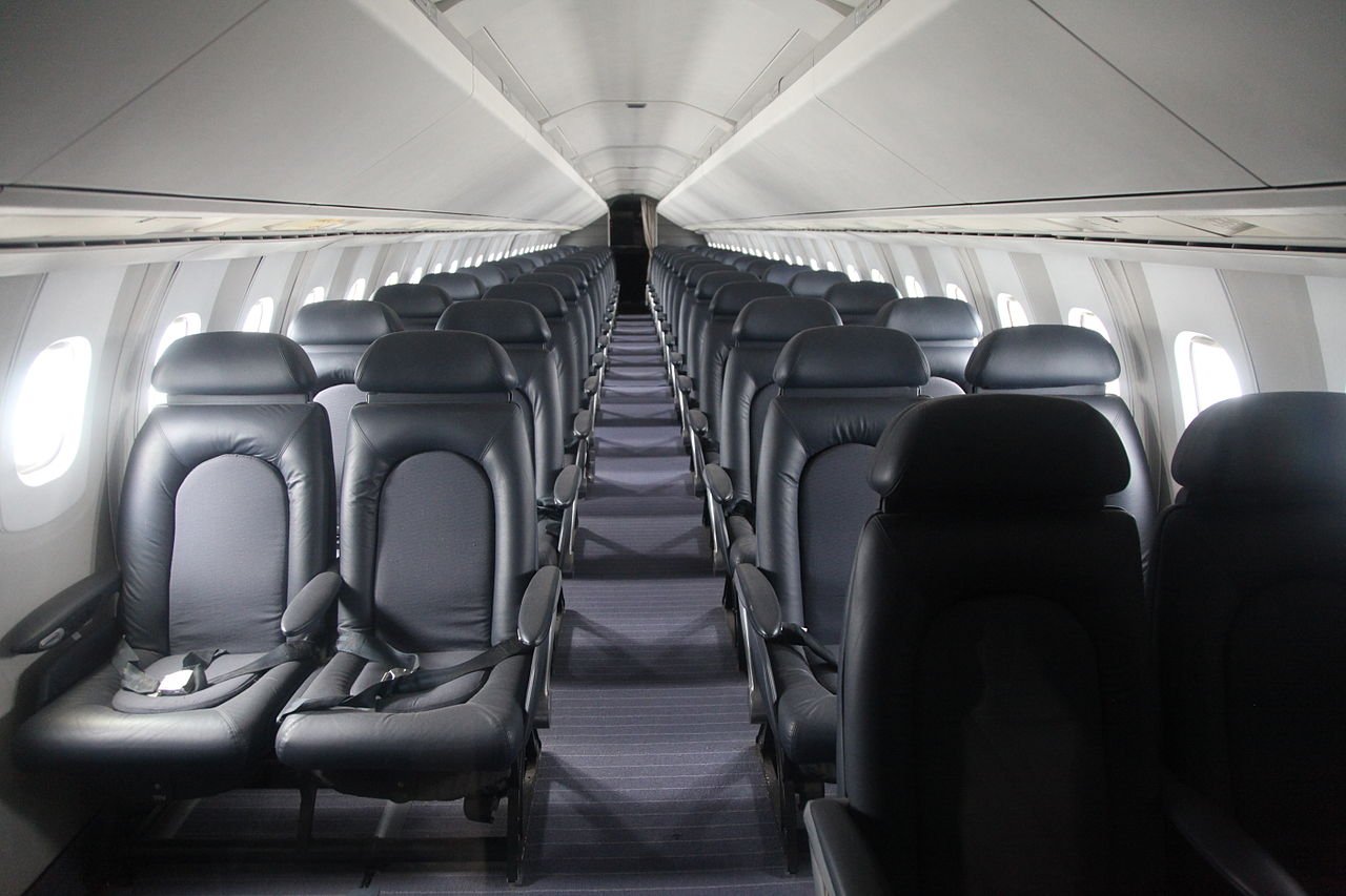 Interior do Concorde, com espaço para muito menos passageiros que outros aviões (Fonte: Wikimedia Commons)